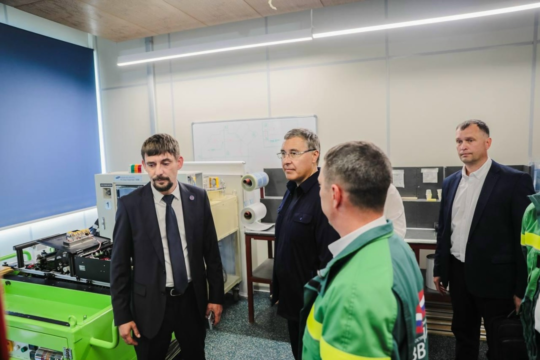Валерий Фальков ознакомился с ходом строительства двух научно-исследовательских судов в Приморском крае.