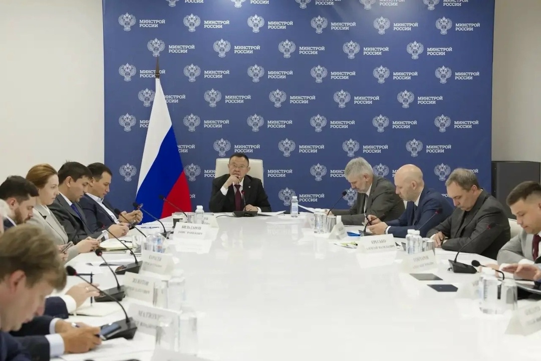 Глава Минстроя России Ирек Файзуллин провел еженедельное совещание с регионами и главными распорядителями бюджетных средств (ГРБС)