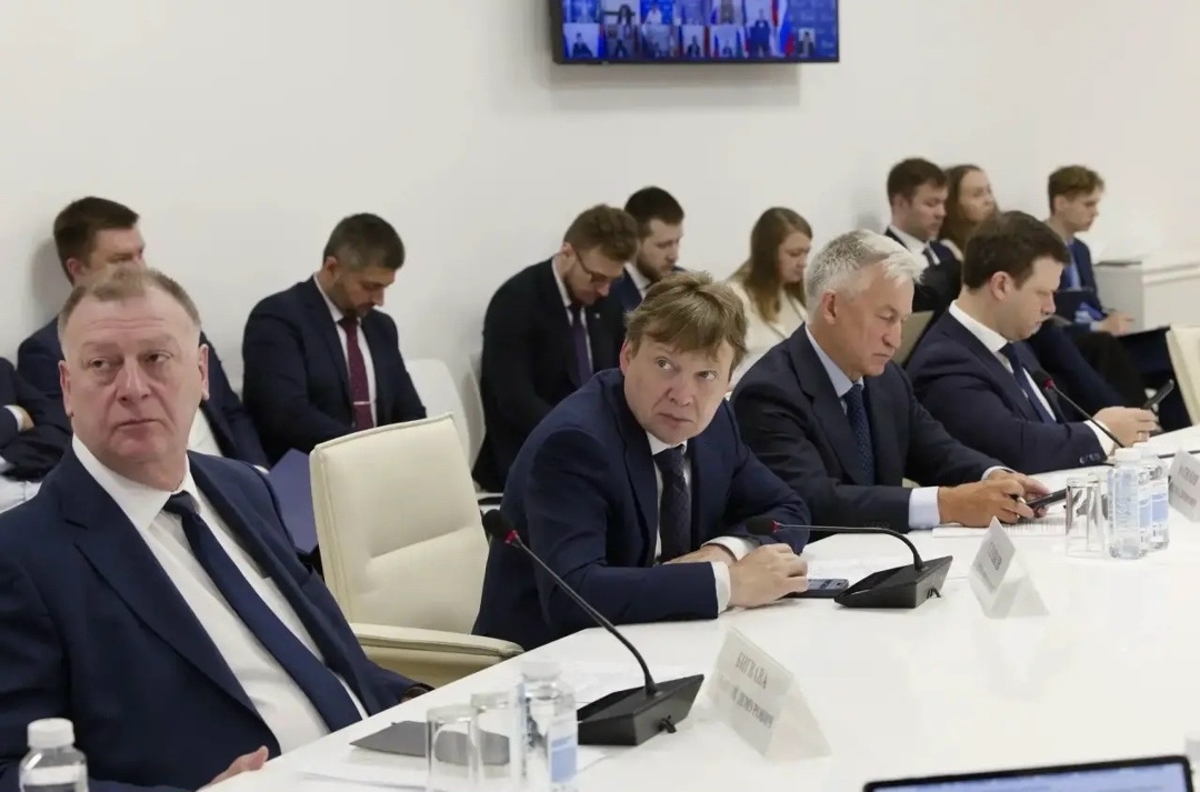 Глава Минстроя России Ирек Файзуллин провел еженедельное совещание с регионами и главными распорядителями бюджетных средств (ГРБС)