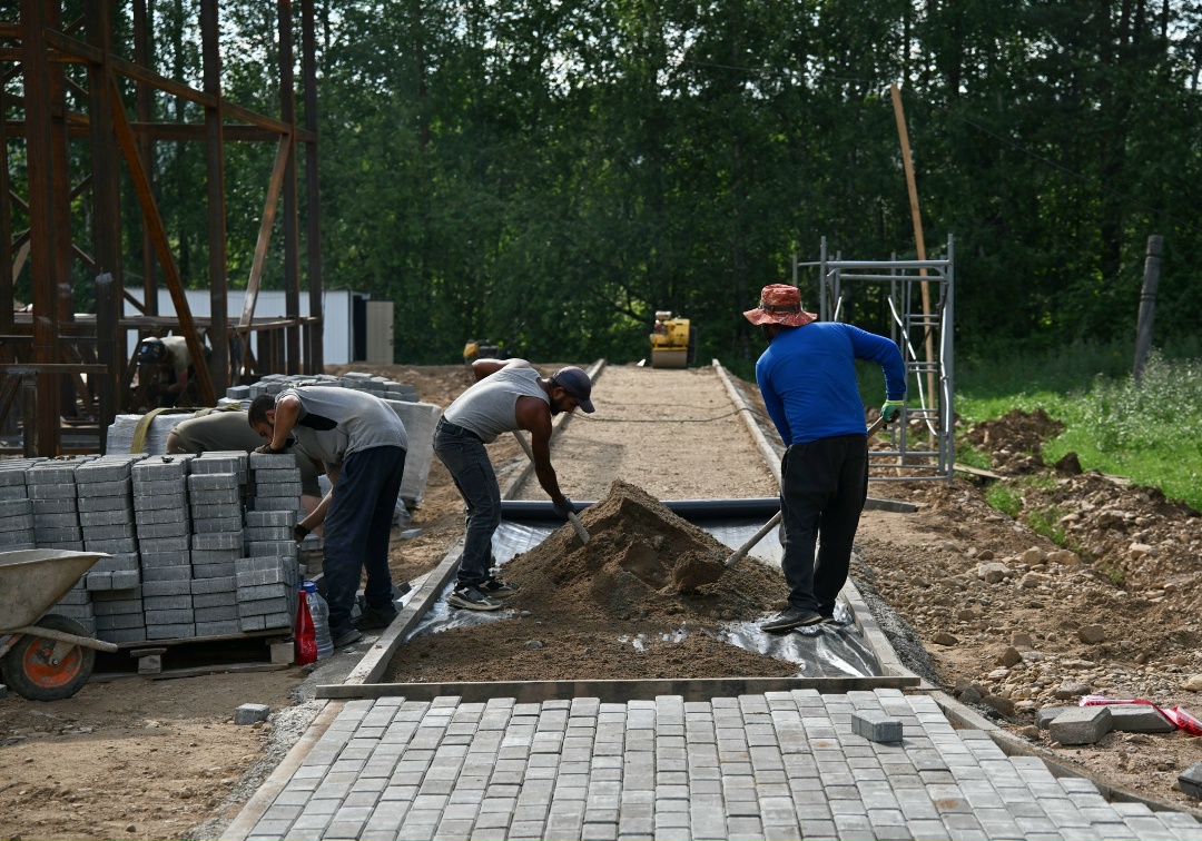 Делаем Нижний Куранах уютнее! В поселке при поддержке «Полюс Алдан» полным ходом идет строительство парка «Металлург» — подарок компании к 80-летию Нижнего…