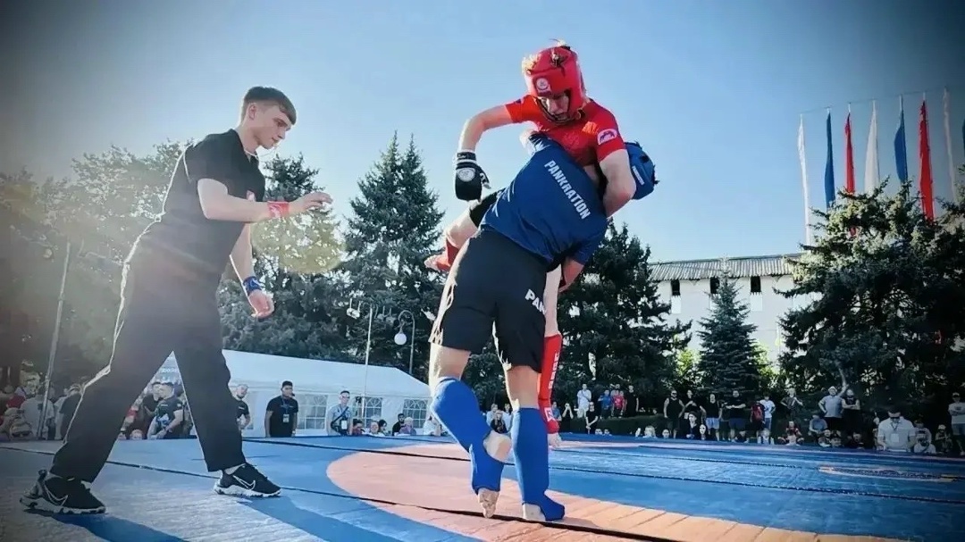 ЛУКОЙЛ помогает развитию детско-юношеского спорта в Астраханской области