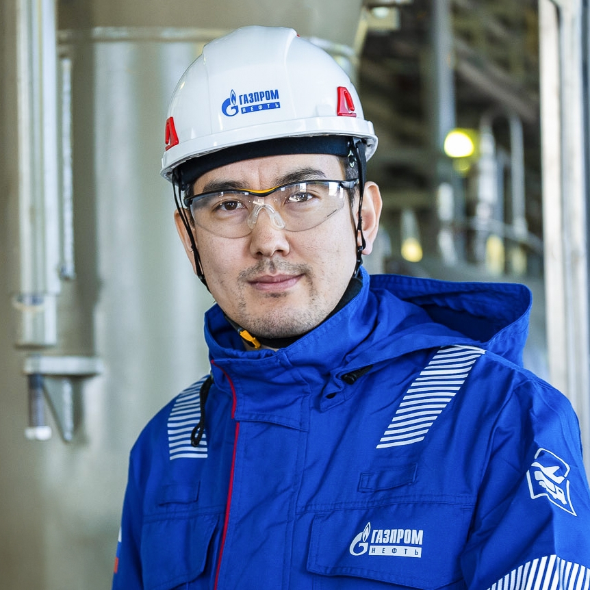 Инженер Георгий Ботин работает в топливозаправочном комплексе «Газпром нефти» в международном аэропорту Новосибирска и знает все о надежной заправке самолетов: