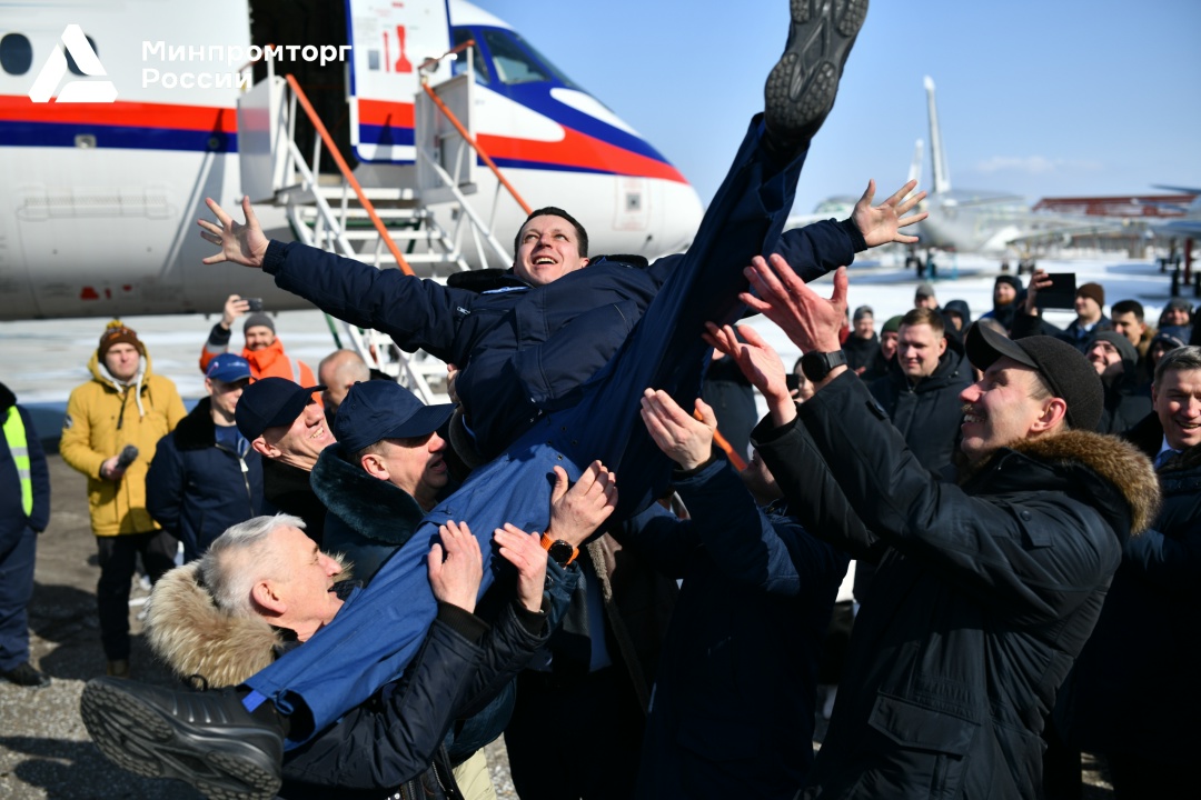 С Днем Воздушного флота России! Сегодня мы поздравляем людей, для которых небо стало профессией и призванием: летчиков и членов экипажей, диспетчеров и…