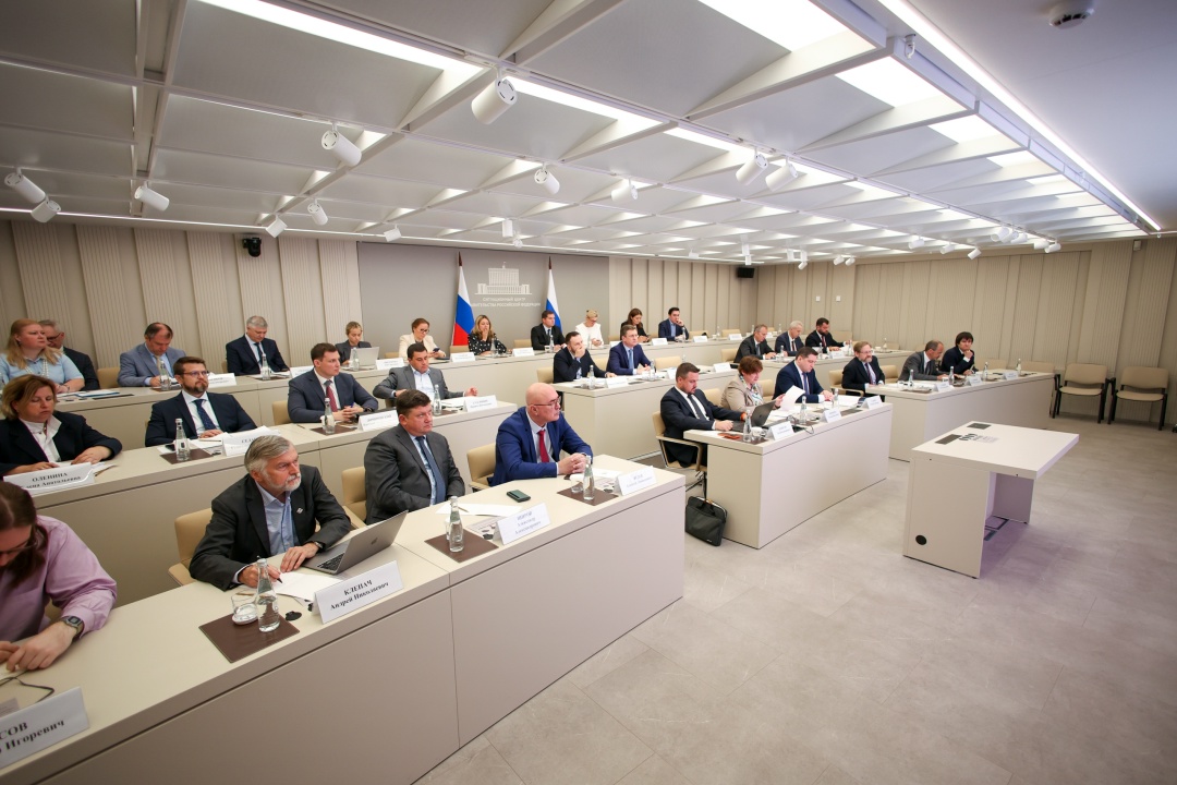 Александр Новак провел совещание по текущей ситуации в экономике.