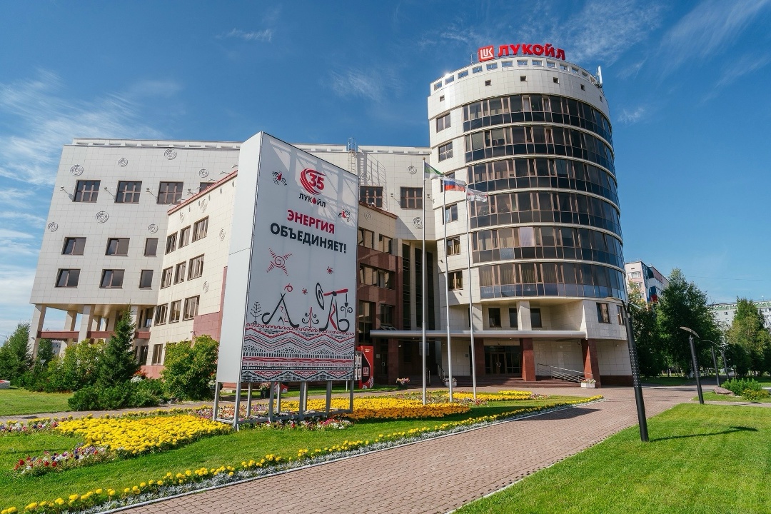 100 дней до юбилея ЛУКОЙЛа Компания работает в ~60 регионах России, объединяя около 90 тысяч сотрудников — от Калининграда до Когалыма.