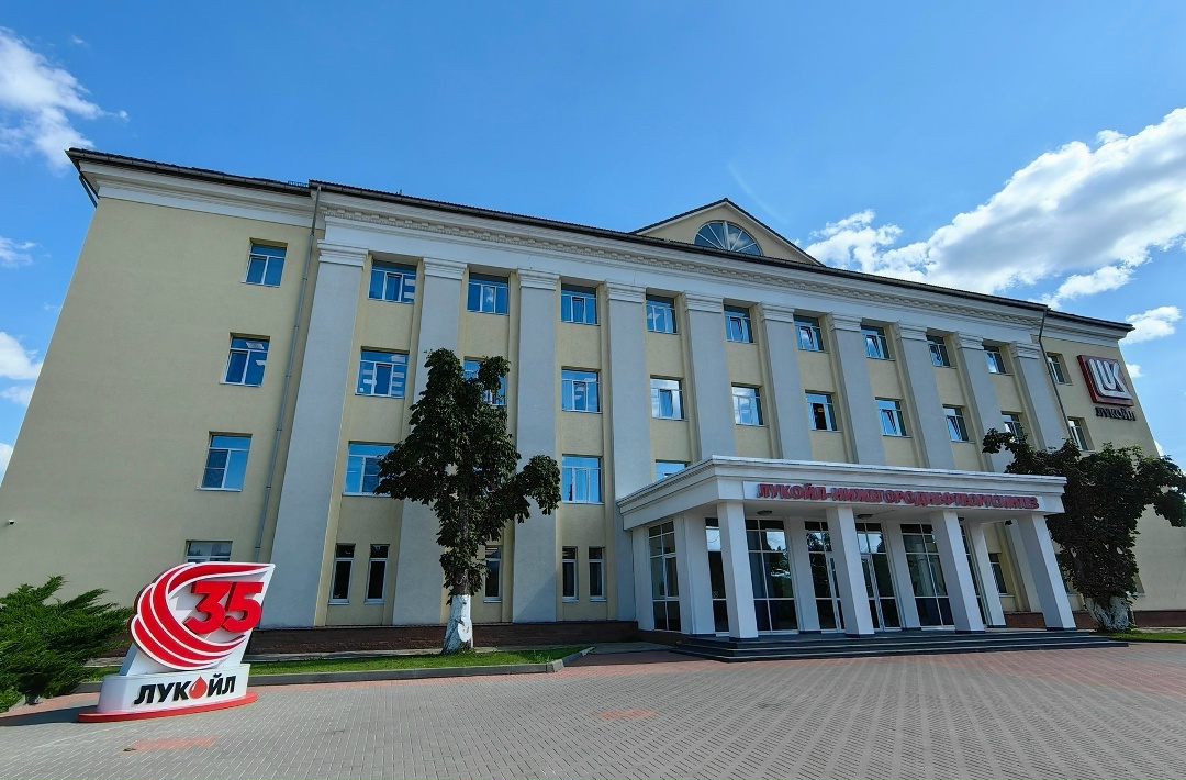 100 дней до юбилея ЛУКОЙЛа Компания работает в ~60 регионах России, объединяя около 90 тысяч сотрудников — от Калининграда до Когалыма.