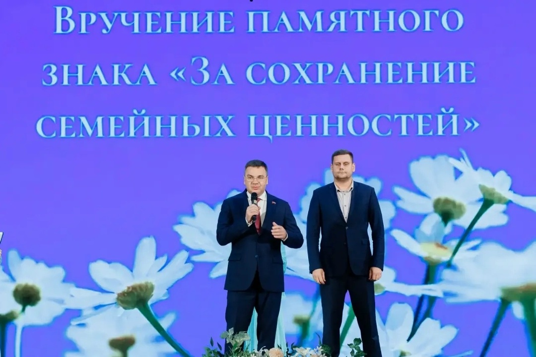 Кадры на вес золота Представителям династий завода ЛУКОЙЛа в Перми вручены региональные награды «За сохранение семейных ценностей».
