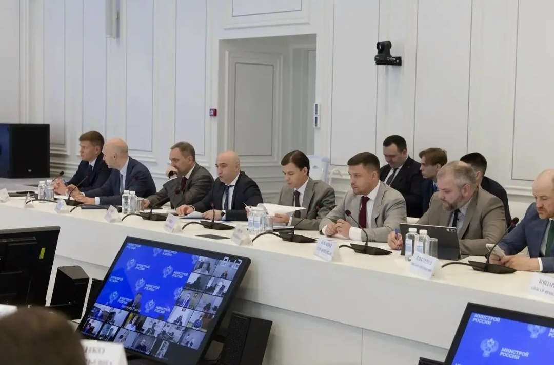 В Минстрое России прошло еженедельное оперативное совещание под председательством Министра строительства и ЖКХ РФ Ирека Файзуллина