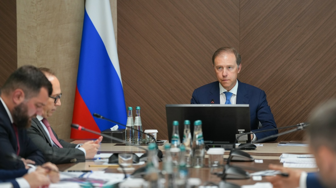 Денис Мантуров провел совещание о ситуации в обрабатывающих отраслях промышленности.
