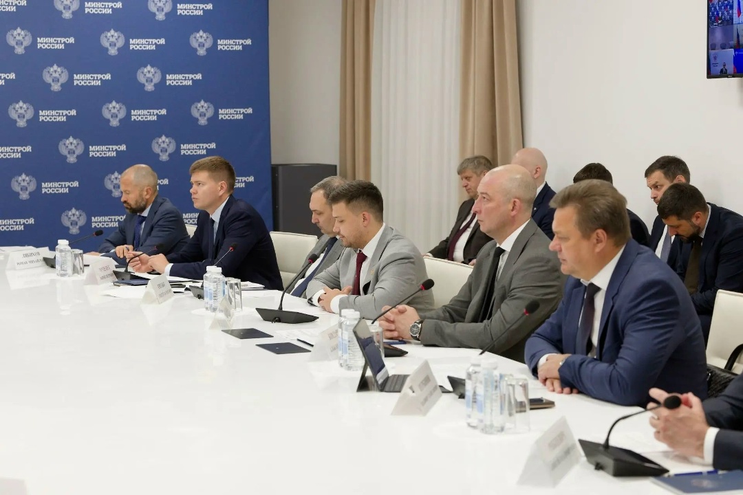 Глава Минстроя России провел еженедельное совещание с регионами и главными распорядителями бюджетных средств