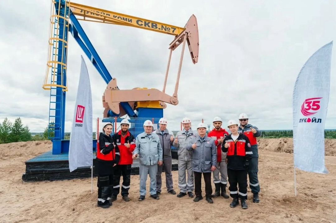 Начало Большой Нефти Молодые специалисты ЛУКОЙЛа в Республике Коми отреставрировали памятник легендарной скважине Nº 7 на Усинском месторождении в Тимано-Печоре
