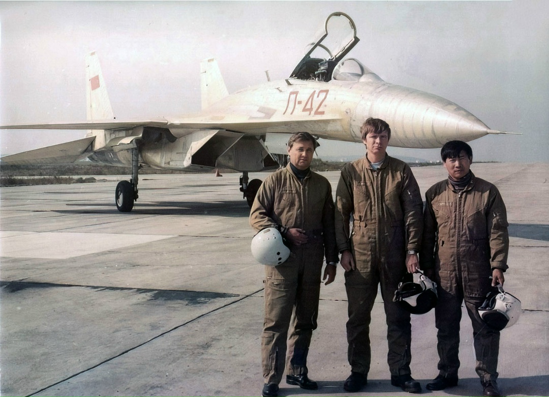 В 1986–1993 годах самолет П-42 установил 36 мировых рекордов скороподъемности и высоты полета. Его разработали в ОКБ им