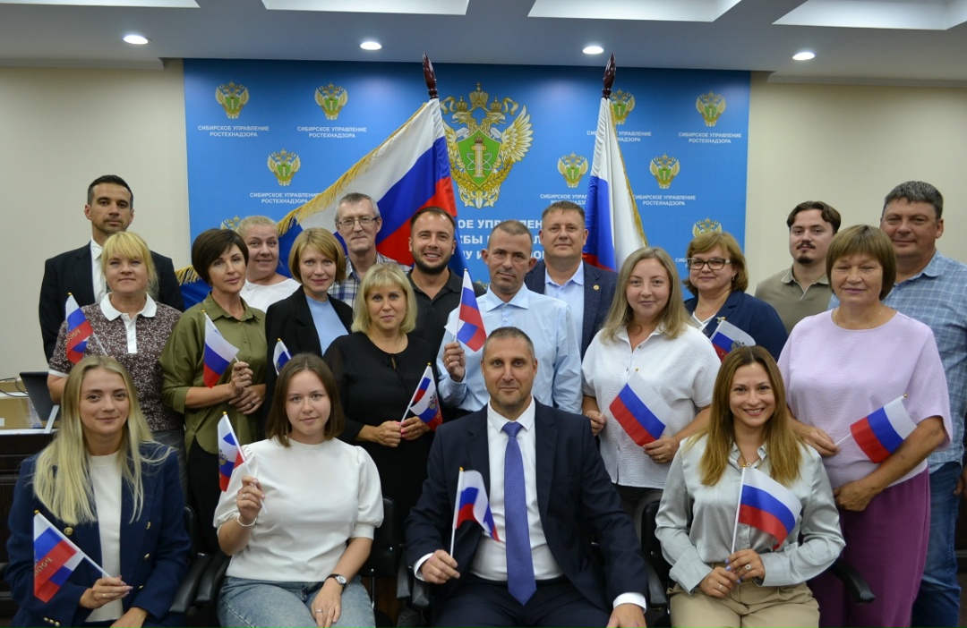 Накануне Дня Государственного флага Российской Федерации Ростехнадзор присоединился к общероссийской акции #ПоднятьФлаг!