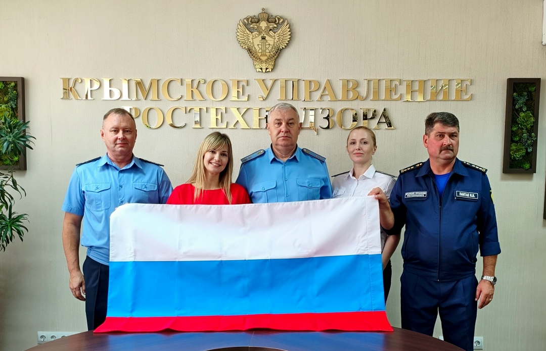 Работники Ростехнадзора поздравляют с Днём Государственного флага Российской Федерации, присоединившись к акции #ПоднятьФлаг!