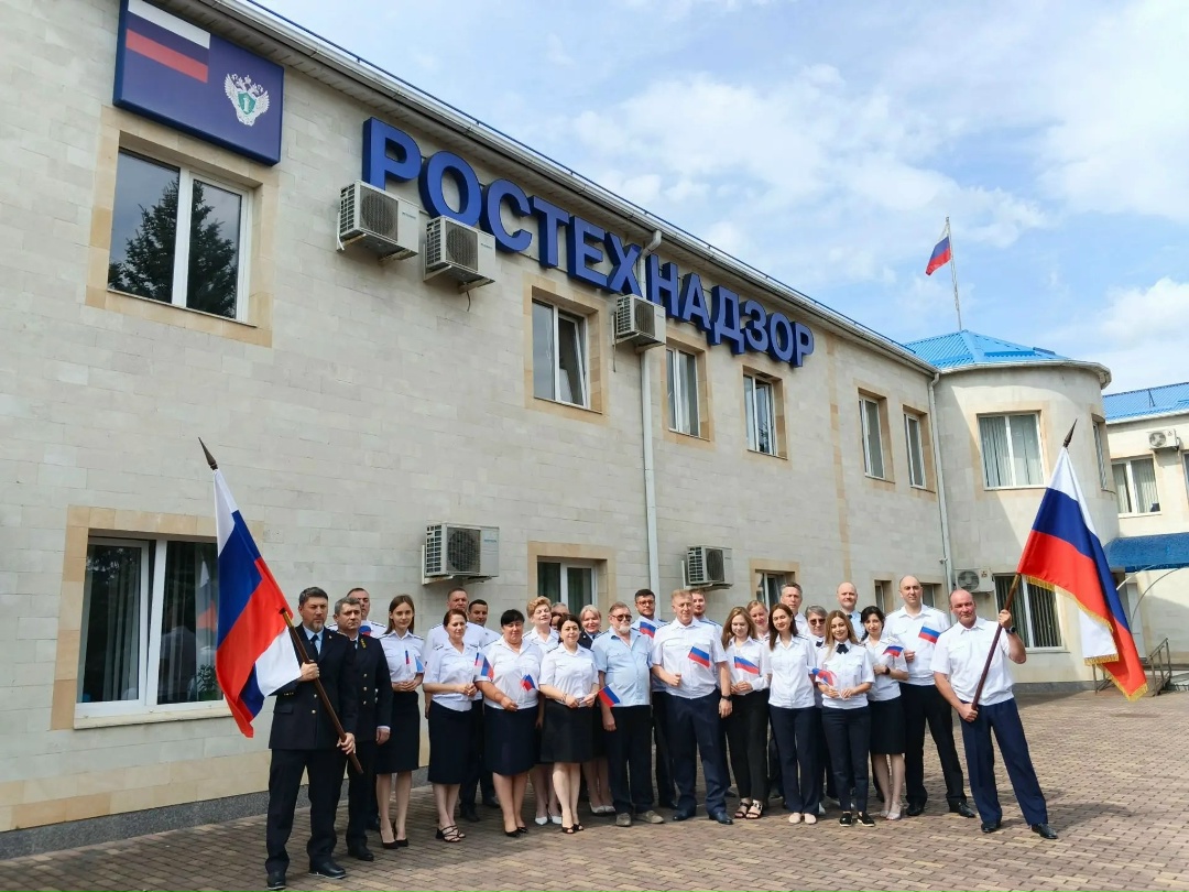 Работники Ростехнадзора поздравляют с Днём Государственного флага Российской Федерации, присоединившись к акции #ПоднятьФлаг!