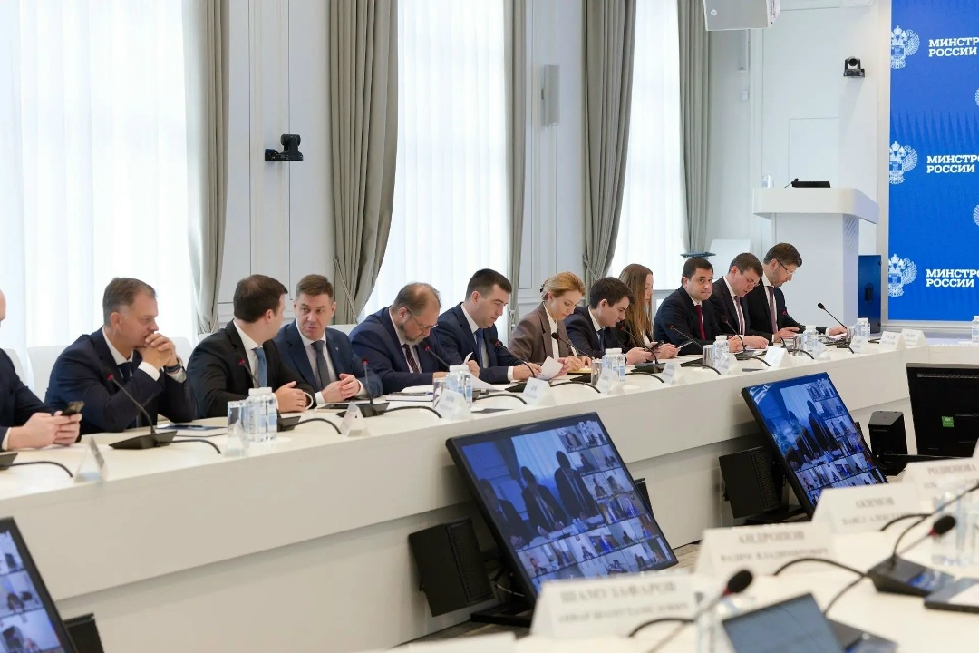 В Минстрое России прошло еженедельное оперативное совещание под председательством Министра строительства и ЖКХ РФ Ирека Файзуллина