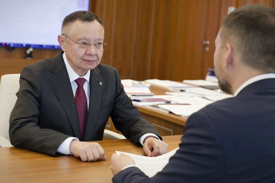 Министр строительства и ЖКХ РФ Ирек Файзуллин провел рабочую встречу с Главой ДНР Денисом Пушилиным