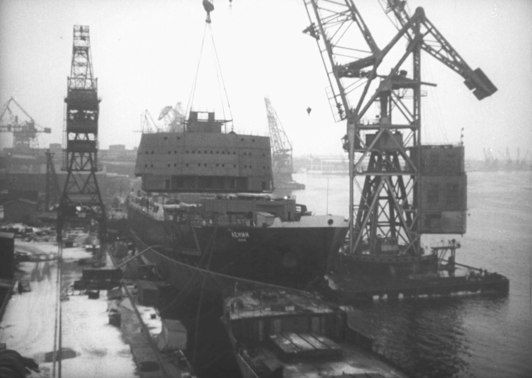 25 августа 1956 года на верфи «Адмиралтейский завод» в Ленинграде заложен первый в мире атомный ледокол – «Ленин»