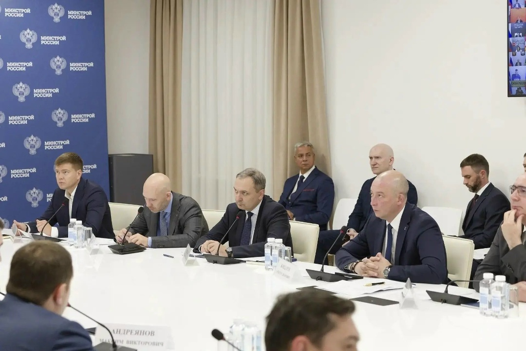 Глава Минстроя России Ирек Файзуллин провел еженедельное совещание с регионами и главными распорядителями бюджетных средств (ГРБС)