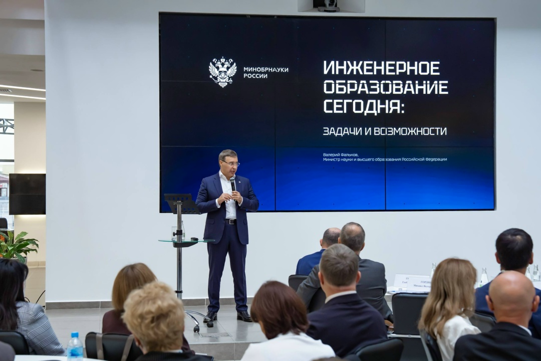 Валерий Фальков в Казани провел аналитическую сессию по трансформации инженерного образования в региональных университетах.