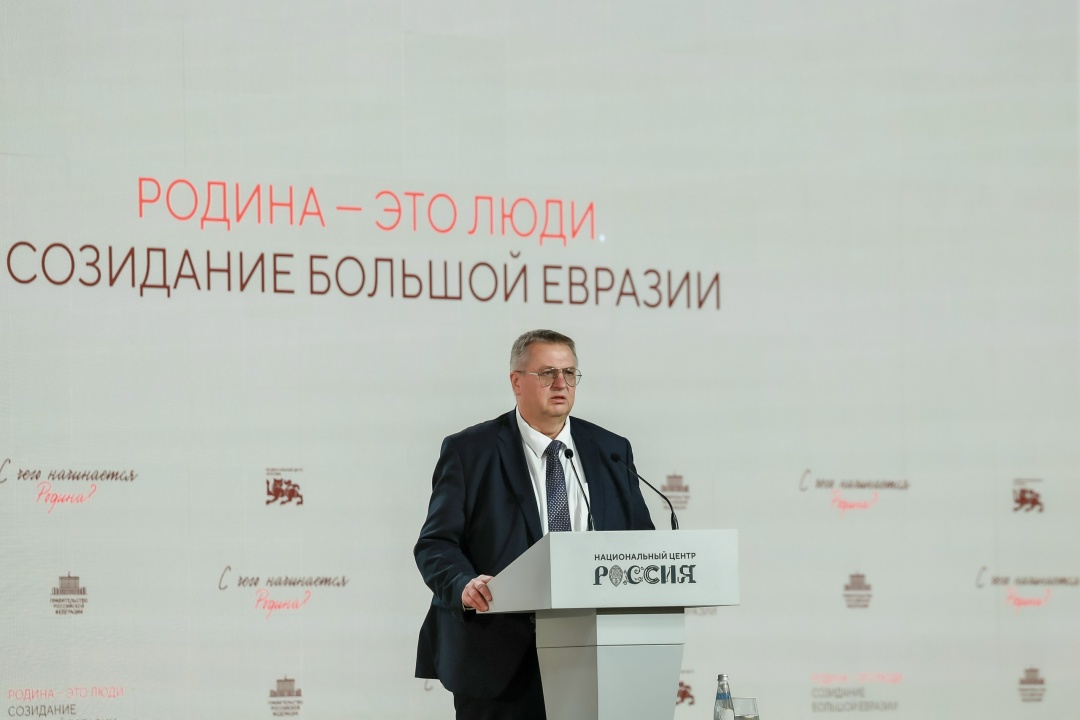 Вице-премьер Алексей Оверчук выступил на тематической встрече «Родина – это люди. Созидание Большой Евразии». Мероприятие прошло в Национальном центре «Россия»