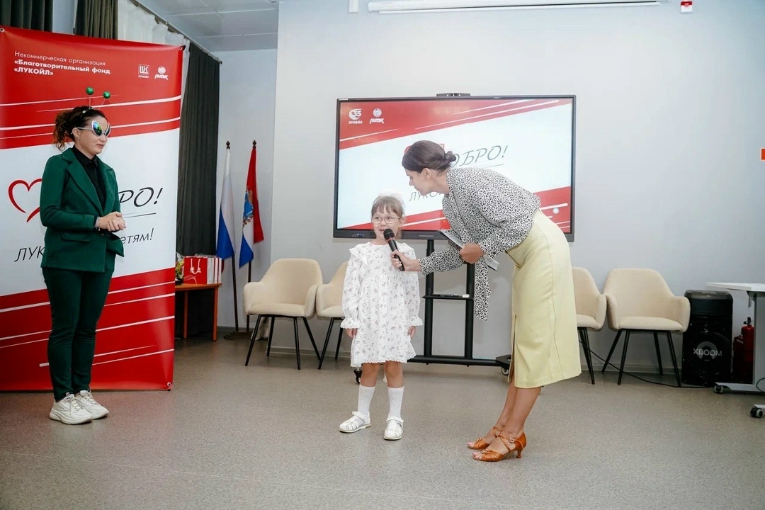 Больше возможностей При поддержке Благотворительного фонда «ЛУКОЙЛ» дети в Самаре получили 10 современных кресел-колясок и 12 мощных слуховых аппаратов.