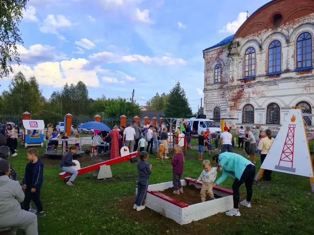 Яркое детство с ЛУКОЙЛом В Пермском крае в 6 сёлах и деревнях появились новые детские и спортивные площадки