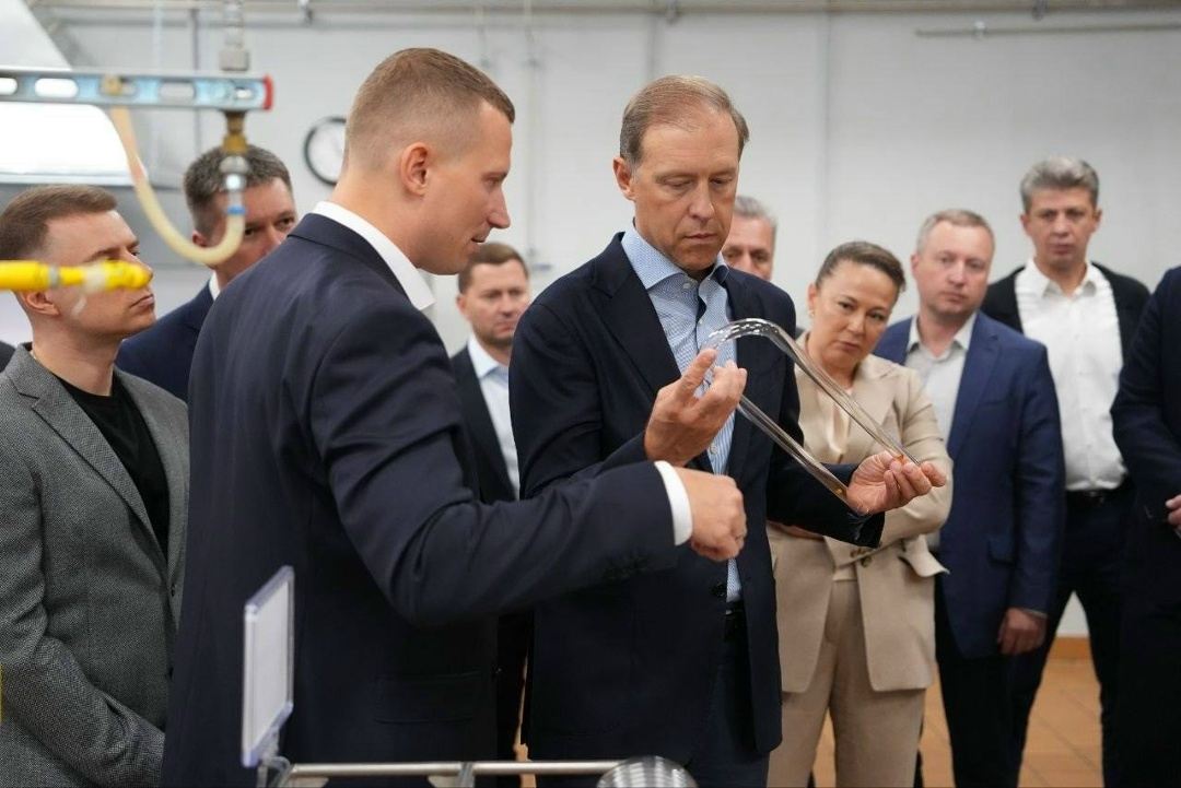 Денис Мантуров посетил предприятие по производству ультрафиолетовых систем.