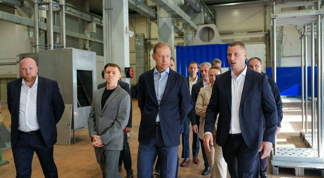 Денис Мантуров посетил предприятие по производству ультрафиолетовых систем.