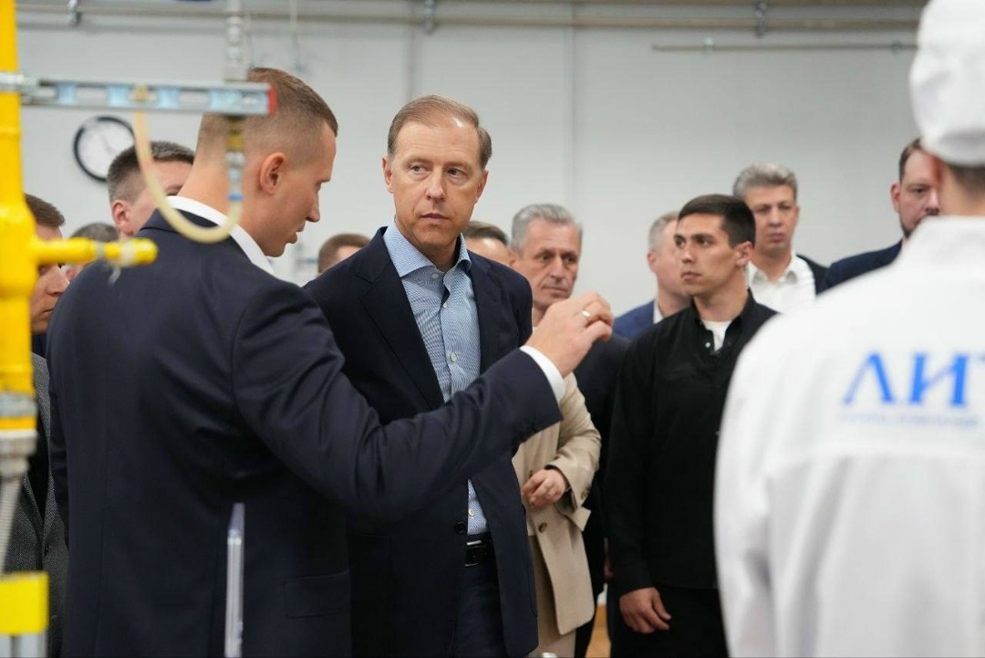 Денис Мантуров посетил предприятие по производству ультрафиолетовых систем.