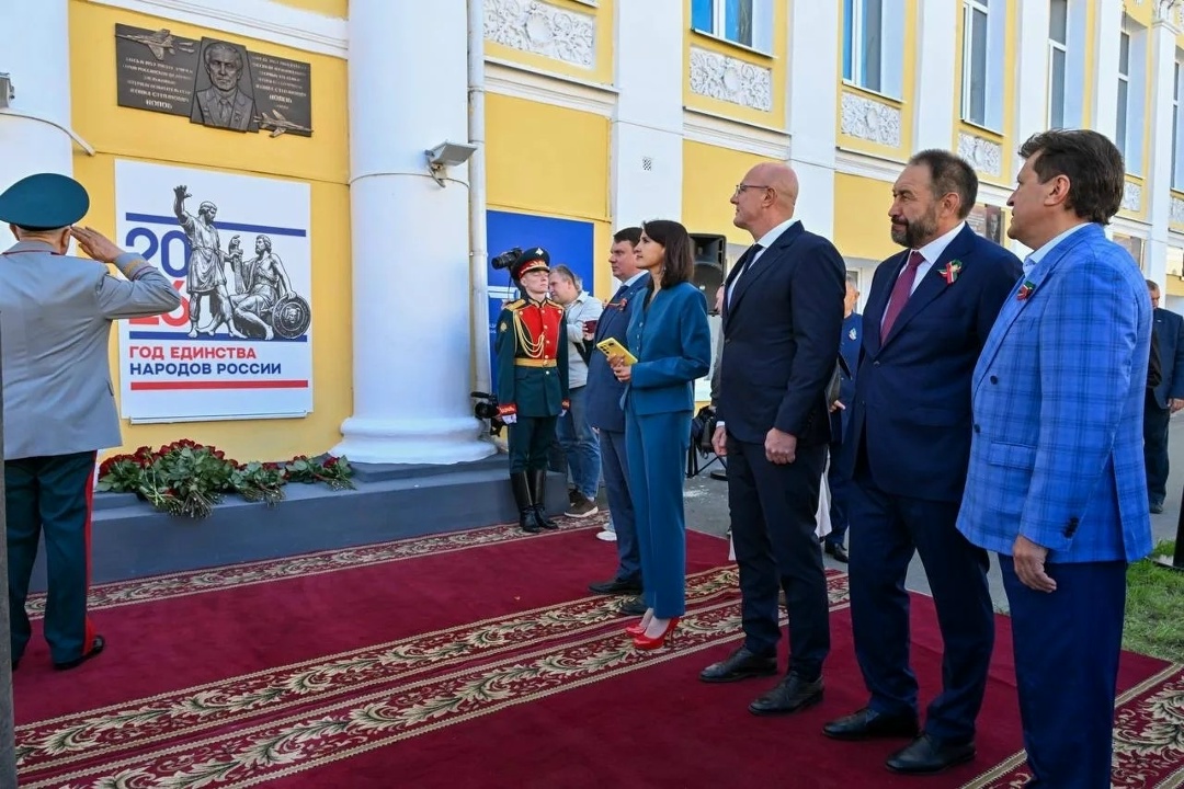 Вице-премьер Дмитрий Чернышенко и премьер-министр Татарстана Алексей Песошин приняли участие в церемонии открытия мемориальной доски Герою России, заслуженному…