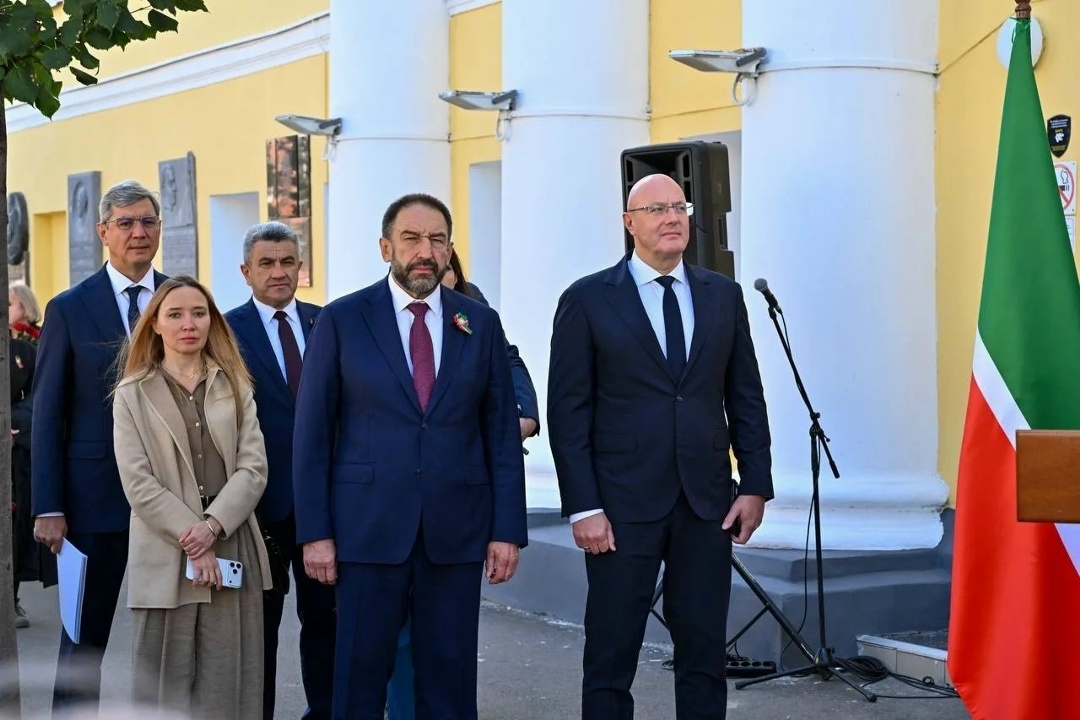 Вице-премьер Дмитрий Чернышенко и премьер-министр Татарстана Алексей Песошин приняли участие в церемонии открытия мемориальной доски Герою России, заслуженному…