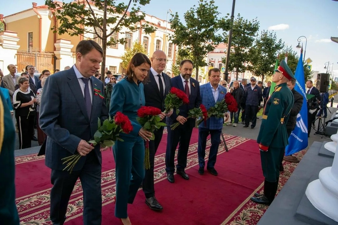Вице-премьер Дмитрий Чернышенко и премьер-министр Татарстана Алексей Песошин приняли участие в церемонии открытия мемориальной доски Герою России, заслуженному…
