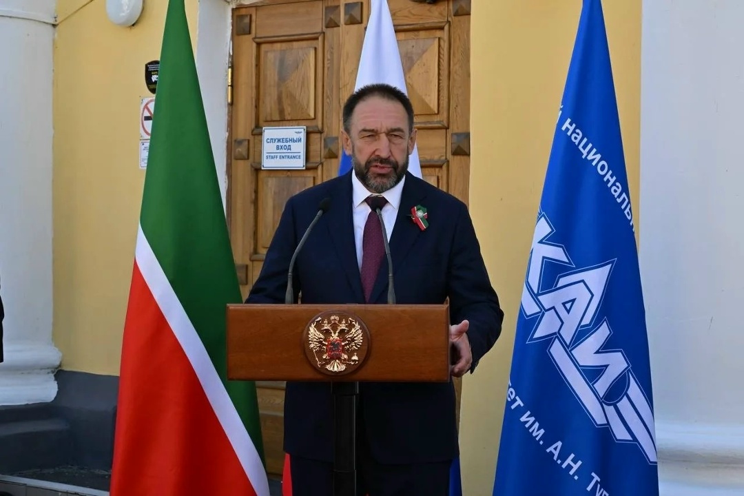 Вице-премьер Дмитрий Чернышенко и премьер-министр Татарстана Алексей Песошин приняли участие в церемонии открытия мемориальной доски Герою России, заслуженному…