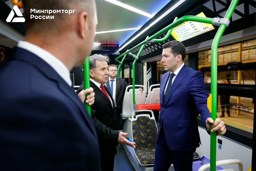 Антон Алиханов провел рабочую встречу с губернатором Саратовской области Романом Бусаргиным
