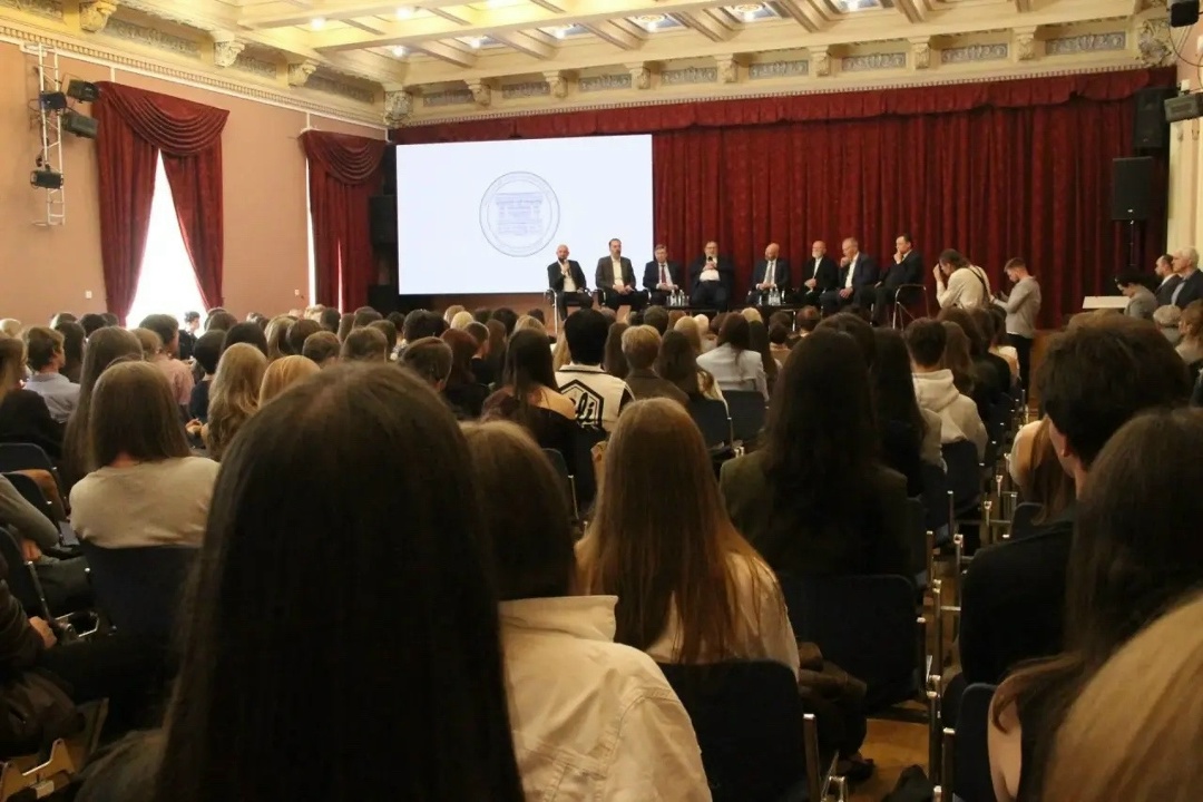 Представители Минстроя России приняли участие в торжественном мероприятии, приуроченном к празднованию Дня знаний в Московском архитектурном институте