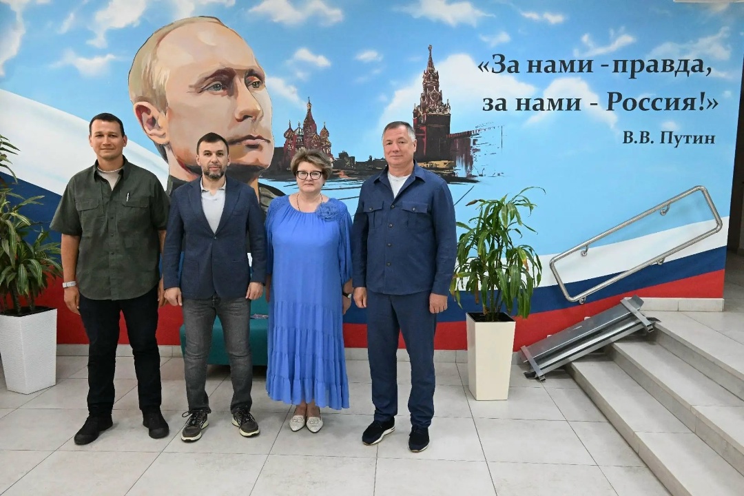 Представители Минстроя России посетили обновленный лицей в Донецке и промышленное предприятие