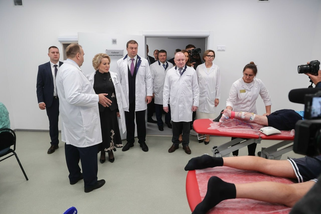 Валентина Матвиенко посетила в Омске Госпиталь для ветеранов войн и встретилась с участниками СВО