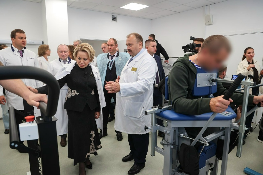Валентина Матвиенко посетила в Омске Госпиталь для ветеранов войн и встретилась с участниками СВО