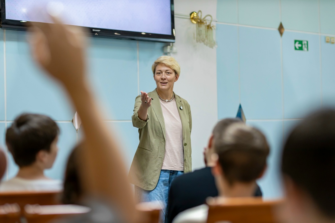 С Днём знаний! Дорогие школьники, студенты, уважаемые педагоги и родители поздравляем вас с началом нового учебного года