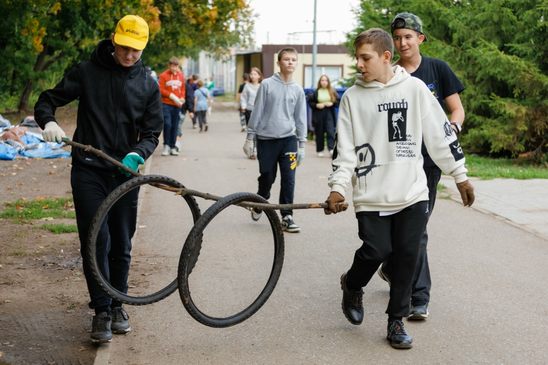 Как школьники помогают природе 17 тонн пластиковых бутылок и 40 тысяч бывших в употреблении шин собрали школьники нефтяного региона, участвуя в проекте…