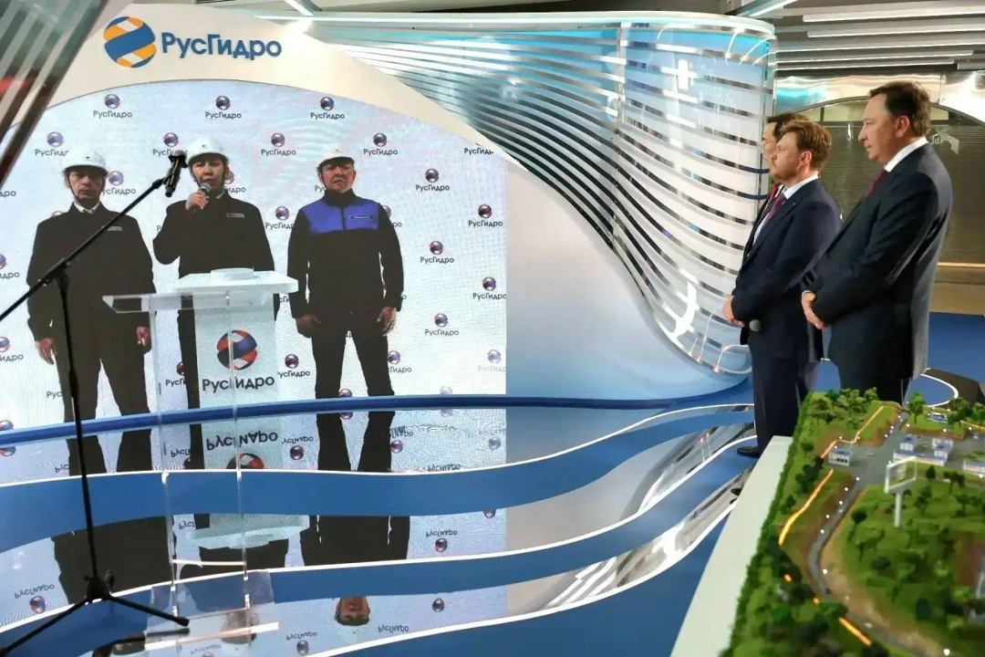 На полях Восточного экономического форума на стенде РусГидро состоялся торжественный пуск автоматизированных гибридных энергокомплексов (АГЭК) в посёлках…