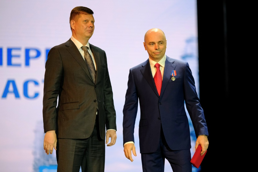 НАГРАДА ЗА ЗАСЛУГИ ПЕРЕД РЕГИОНОМ Генеральный директор «Газпром переработка Благовещенск» Юрий Лебедев награжден медалью за заслуги перед Амурской областью