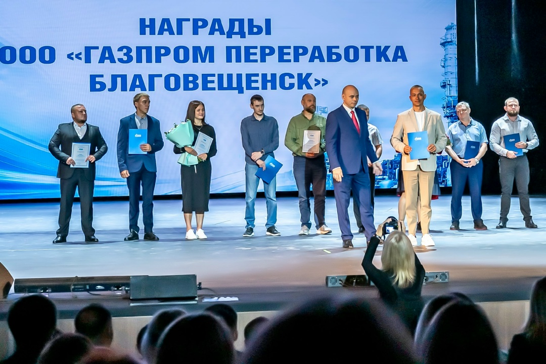 НАГРАДЫ ЗА ПРОФЕССИОНАЛИЗМ Более сотни работников «Газпром переработка Благовещенск» удостоены ведомственных и муниципальных наград