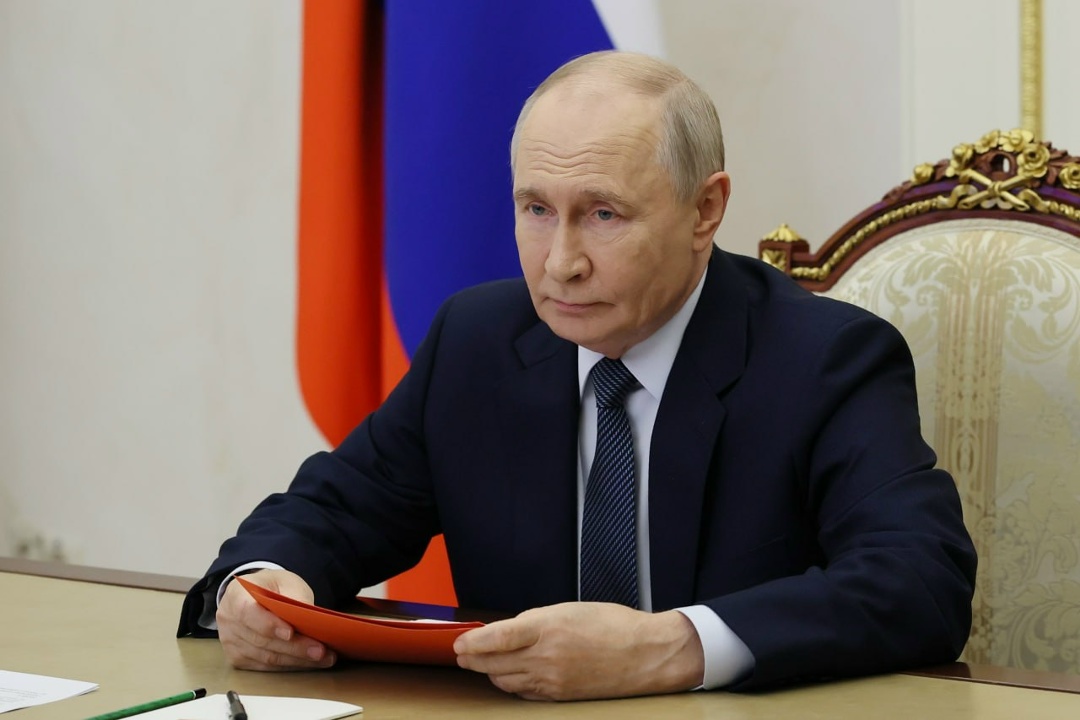 Владимир Путин провёл по видеосвязи оперативное совещание с членами Совбеза