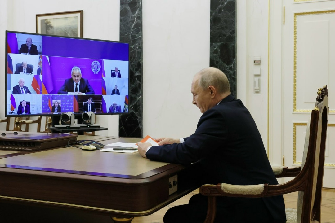 Владимир Путин провёл по видеосвязи оперативное совещание с членами Совбеза