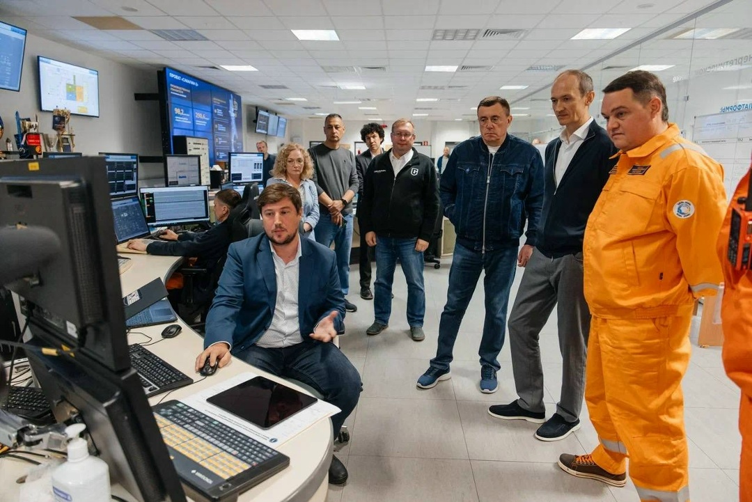 Дмитрий Григоренко ознакомился с ИТ-решениями одного из крупнейших промышленных предприятий Сахалина.