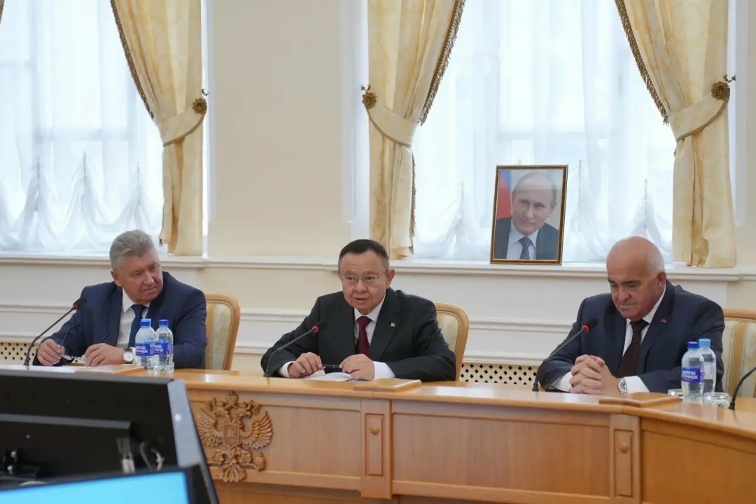 Глава Минстроя России Ирек Файзуллин наградил представителей строительной отрасли Костромской области