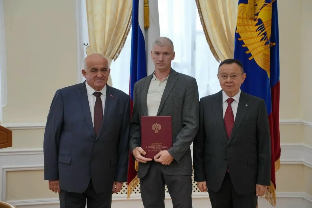 Глава Минстроя России Ирек Файзуллин наградил представителей строительной отрасли Костромской области