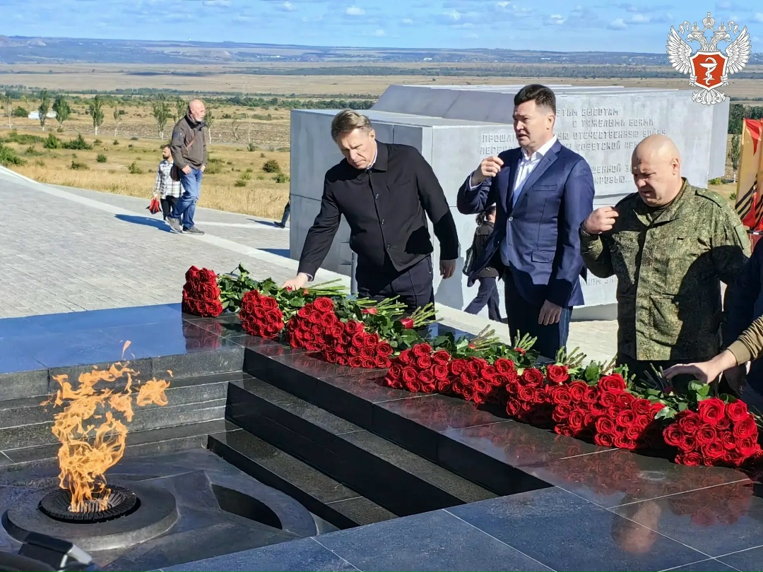 Михаил Мурашко почтил память советских воинов, освободивших Донбасс